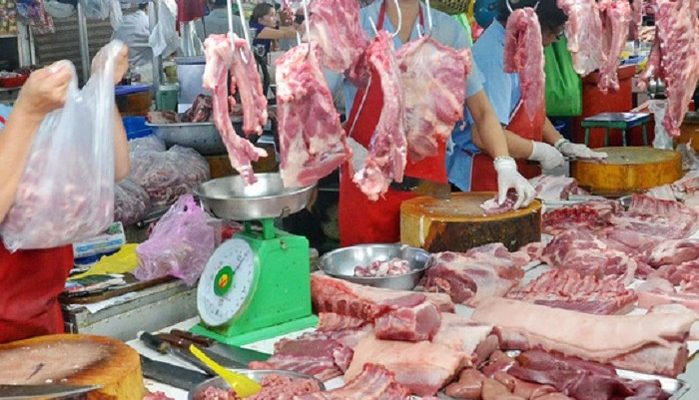 Giá thịt heo hơi lên xuống bất thường các tiểu thương ngoài chợ ế ẩm